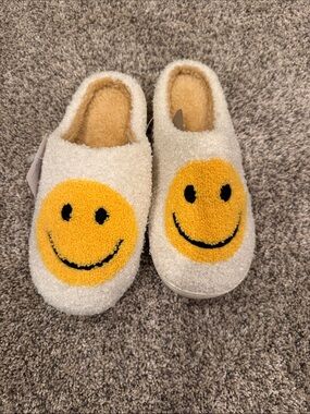 Cozy Ladies Cream Smiley One-Piece Slippers size L (9-10)